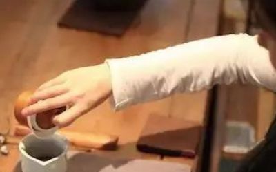 三才蓋碗的正確拿法，三才蓋碗抓碗法圖解