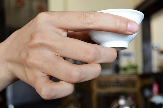 女士喝茶的手勢，女人正確喝茶手勢姿勢圖