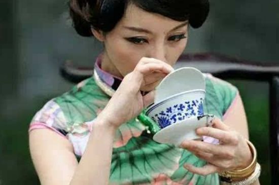 女士喝茶優(yōu)雅姿勢(shì)，女士正確喝茶姿勢(shì)禮儀