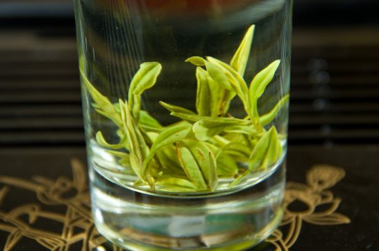 安吉白茶冷藏好還是冷凍好？這個(gè)需要根據(jù)存放時(shí)間來(lái)選擇