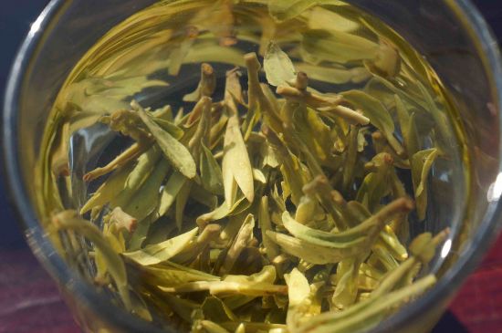 安吉白茶冷藏好還是冷凍好？這個(gè)需要根據(jù)存放時(shí)間來(lái)選擇