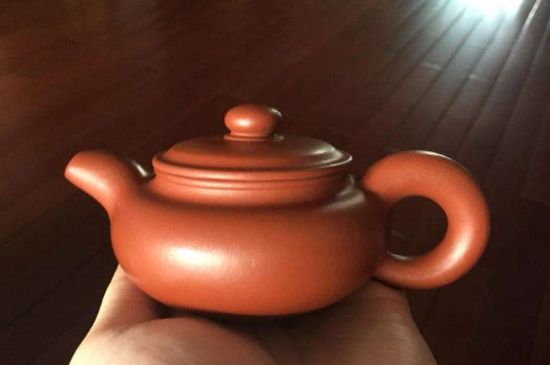 朱泥<a href=http://m.zzsas.com/chaju/zisha/ target=_blank class=infotextkey>紫砂壺如何開(kāi)壺</a>，朱泥壺日常泡茶養(yǎng)護(hù)