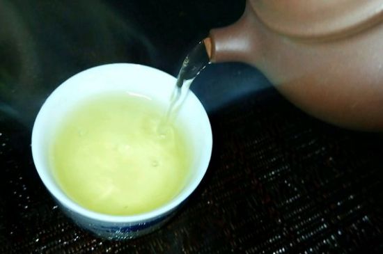 一天什么時(shí)候喝黑茶最好，喝黑茶一天最佳時(shí)間和季節(jié)