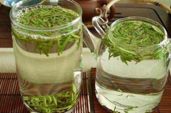 竹葉青和雀舌哪個(gè)貴，竹葉<a href=http://m.zzsas.com/fenlei/wulongcha/ target=_blank class=infotextkey>青茶</a>貴嗎？