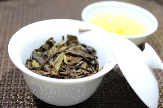 怎么撬老白茶茶餅不容易碎，福鼎白茶如何撬茶方法